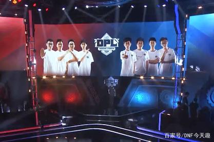 dnf公益服法师空降派对现场，换件衣服吧！这么敷衍真的好吗？